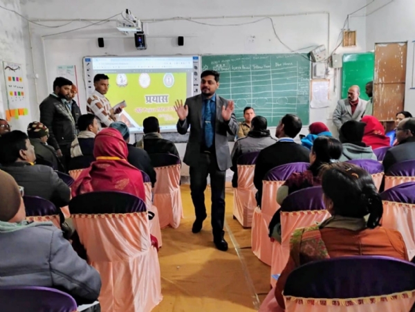 शिक्षकों को प्रशिक्षण देते उपायुक्त