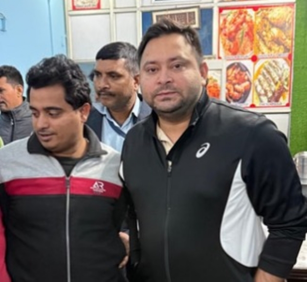 मुरादाबाद के थाना पाकबड़ा क्षेत्र स्थित होटल में बिहार के पूर्व उपमुख्यमंत्री तेजस्वी यादव । मुरादाबाद के थाना पाकबड़ा क्षेत्र स्थित होटल में बिहार के पूर्व उपमुख्यमंत्री तेजस्वी यादव ।