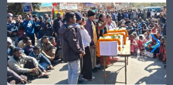 शव को सड़क पर रखकर आक्रोशित लोगों ने किया प्रदर्शन