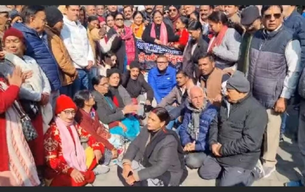 बांग्लादेश में अल्पसंख्यक हिंदुओं पर हो रहे अत्याचार के विरोध में कांग्रेसियों का धरना,