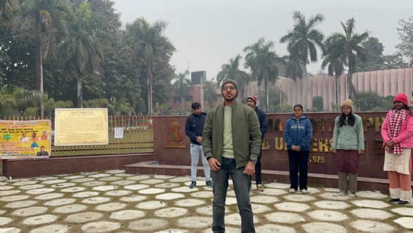 एमजेपीआरयू परिसर में सड़क सुरक्षा माह के तहत नुक्कड़ नाटक प्रस्तुत करते एनएसएस व रोड सेफ्टी क्लब के छात्र-छात्राएं।