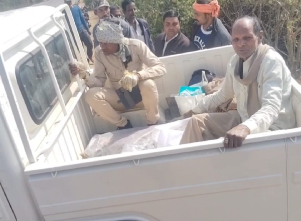 तेंदुए के शव काे ले जाते हुए