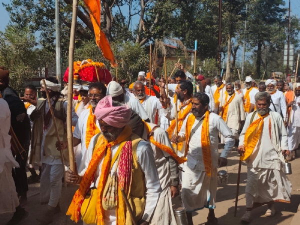 111 नर्मदा भक्त पदयात्रा करते हुए 111 नर्मदा भक्त पदयात्रा करते हुए