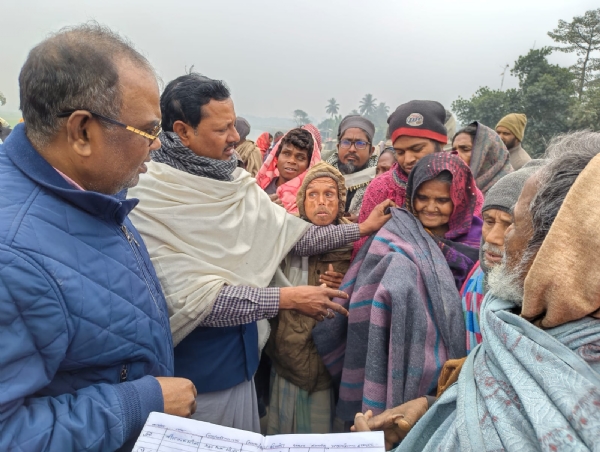 कंबल वितरित करते अधिकारीगण