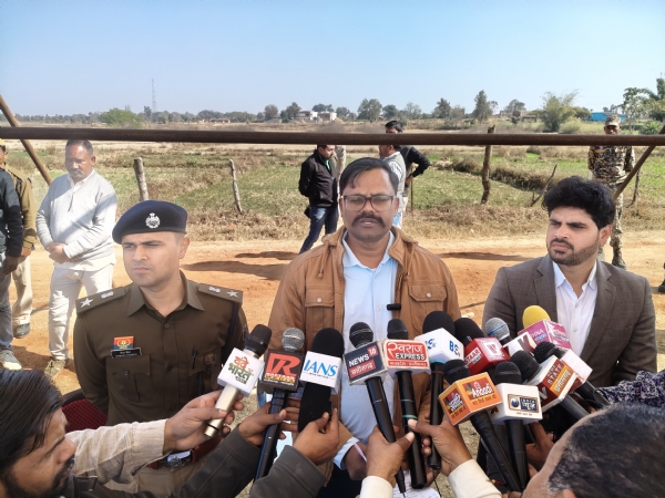 राजेंद्र कटारा प्रेस कॉन्फ्रेंस करते राजेंद्र कटारा प्रेस कॉन्फ्रेंस करते