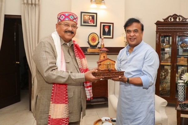 असमः मुख्यमंत्री डॉ. हिमंत बिस्व सरमा को स्मृति चिन्ह प्रदान करते उत्तराखंड के कैबिनेट मंत्री सतपाल महाराज