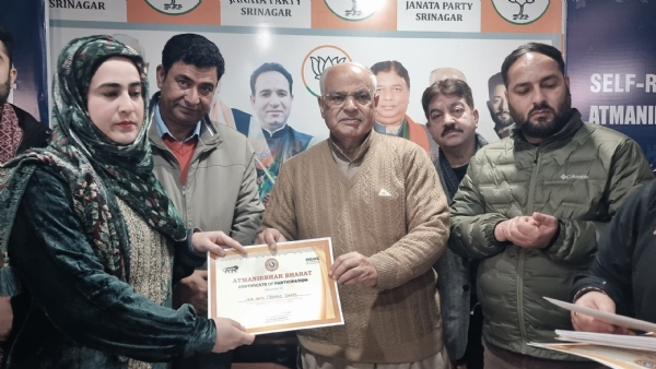 अशोक कौल ने श्रीनगर जिले में स्वदेशी मेला के प्रतिभागियों को सम्मानित किया और संगठनात्मक तैयारियों की समीक्षा की अशोक कौल ने श्रीनगर जिले में स्वदेशी मेला के प्रतिभागियों को सम्मानित किया और संगठनात्मक तैयारियों की समीक्षा की