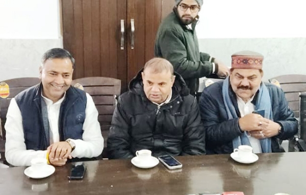 सोनीपत: गन्नौर में पत्रकार वार्ता करते हुए भाजपा नेता देवेंद्र कौशिक, नपा अध्यक्ष अरुण त्यागी, मार्केट कमेटी चेयरमैन निशांत छौक्कर