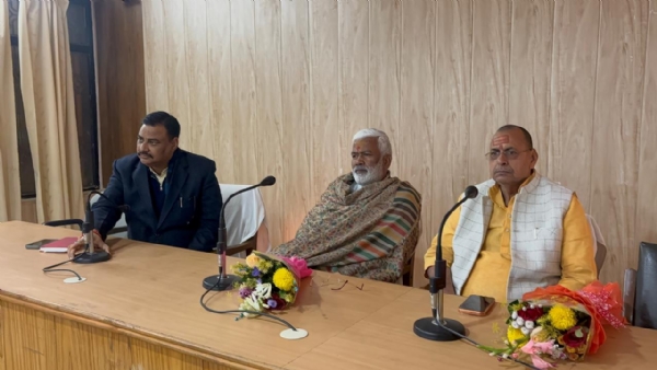 अष्टभुजा निरीक्षण गृह में अधिकारियों के साथ समीक्षा बैठक करते जलशक्ति मंत्री स्वतंत्र देव सिंह