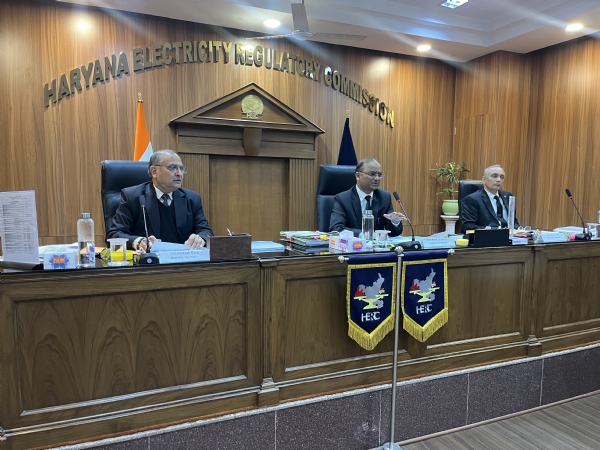 हरियाणा विद्युत विनियामक आयोग के चेयरमैन जनसुवाई करते हुए