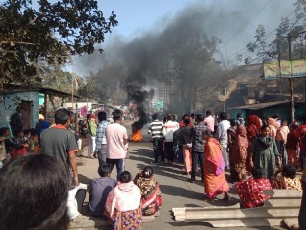 खड़गपुर में जमीनी विवाद के बाद पथ अवरोध