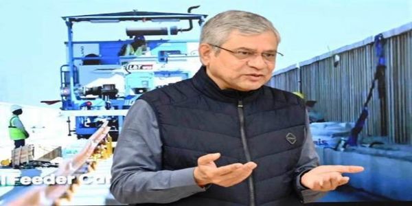 रेल मंत्री अश्विनी वैष्णव शुक्रवार को रेल भवन में बुलेट ट्रेन प्रोजेक्ट के ब्रेकथ्रू के दौरान