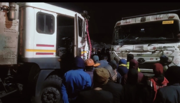 घटना स्थल पर जुटी भीड़