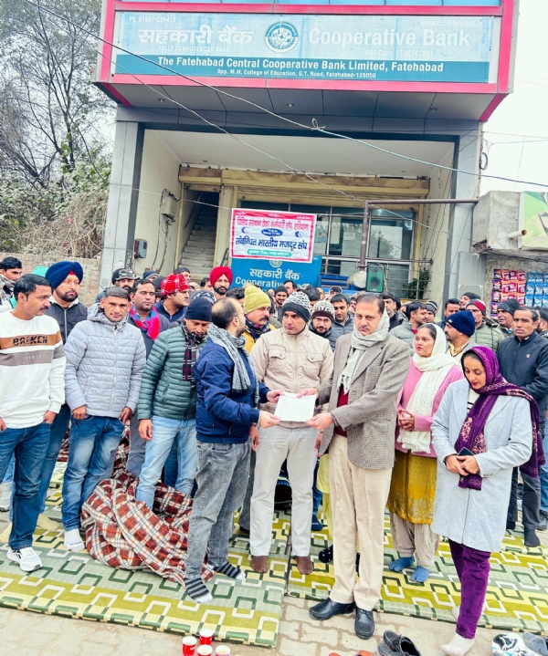 फतेहाबाद। केंद्रीय सहकारी बैंक के जिला मुख्यालय पर धरना देते महाप्रबंधक को ज्ञापन सौंपते कर्मचारी। फतेहाबाद। केंद्रीय सहकारी बैंक के जिला मुख्यालय पर धरना देते महाप्रबंधक को ज्ञापन सौंपते कर्मचारी।