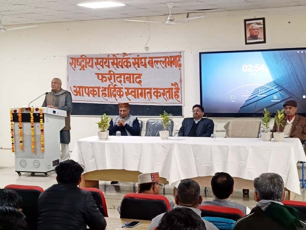 संगोष्ठी में उद्बोधन देते डॉ. देव प्रसाद भारद्वाज एवं मंचासीन बाएं से दाएं अरुण, जयकिशन और डॉ चंद्रशेखर।