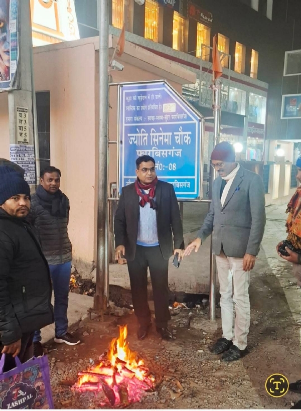 अररिया फोटो:एसडीएम अलाव की व्यवस्था का जायजा लेते अररिया फोटो:एसडीएम अलाव की व्यवस्था का जायजा लेते