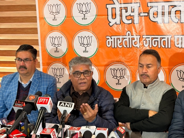 पत्रकार वार्ता को सम्बोधित करते हुए सांसद डॉ राजीव भारद्वाज।