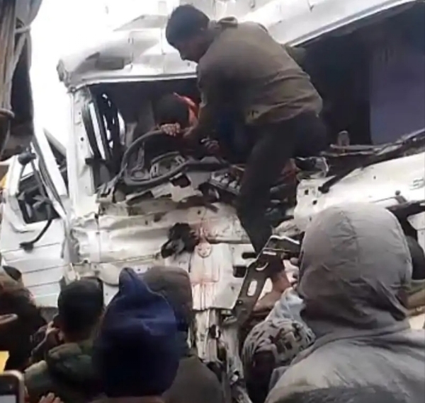 केबिन में फंसे चालक को कटर मशीन से रेस्क्यू कर निकालते लोग।