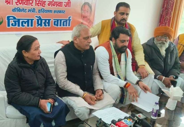 पत्रकारों से बातचीत करते मंत्री रणबीर गंगवा।