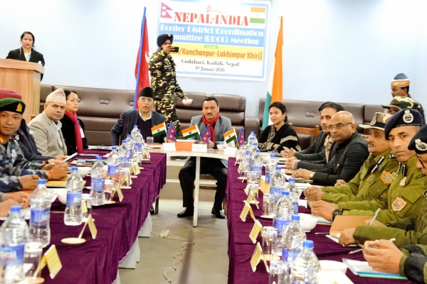 बैठक में मौजूद भारतीय व नेपाली अधिकारी