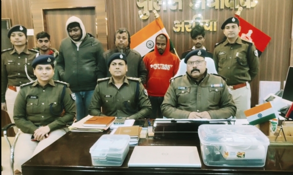 अररिया फोटो:गिरफ्तार साइबर ठग के साथ एसपी और पुलिस अधिकारी
