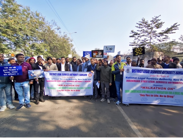 पदयात्रा में शामिल लोग