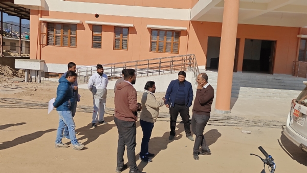 निर्मलाधीन क्रिटिकल केयर यूनिट का निरीक्षण करते जिला अधिकारी
