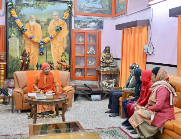 विवेकाधीन कोष से पांच लाख रुपये का चेक पत्नी व बच्चों को सौंपा* विवेकाधीन कोष से पांच लाख रुपये का चेक पत्नी व बच्चों को सौंपा*