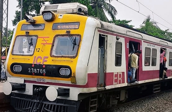 सोनारपुर में ट्रेन अवरोध