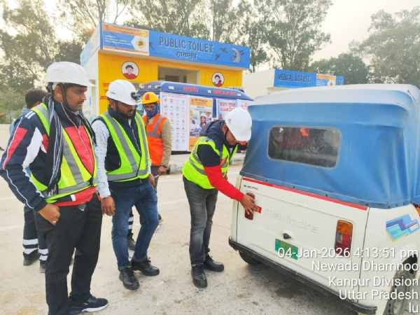 गाड़ियों में रिफ्लेटिंग लगाते कर्मचारी