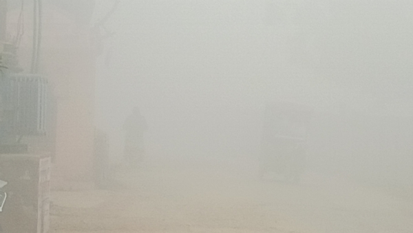 सड़को पर छाया अंधेरा कोहरे के कारण लोग अपने घरों में सड़को पर छाया अंधेरा कोहरे के कारण लोग अपने घरों में