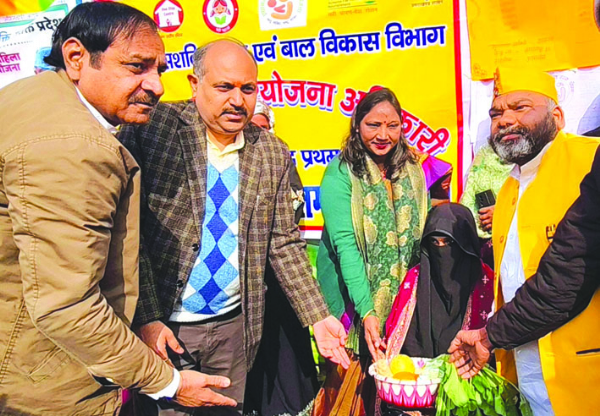 शिविर में लक्ष्मी कीट वितरित करते हुए