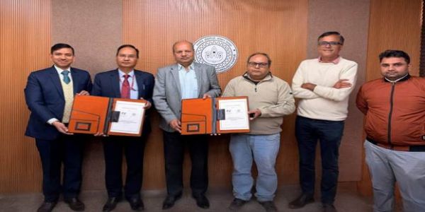 ज्ञापन पर हस्ताक्षर करते अधिकारी