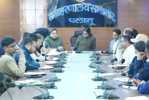 बैठक में डीसी, एसपी, डीडीसी एवं अन्य बैठक में डीसी, एसपी, डीडीसी एवं अन्य