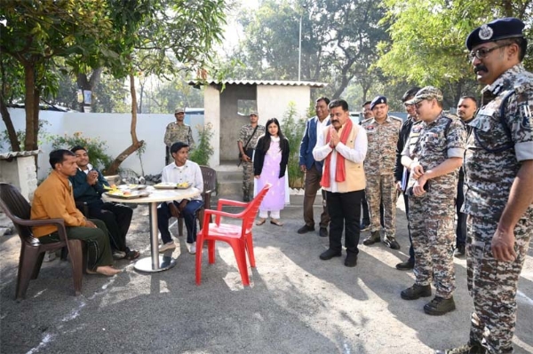 उपमुख्यमंत्री शर्मा पुनर्वासित युवक-युवतियों से मुलाकात की