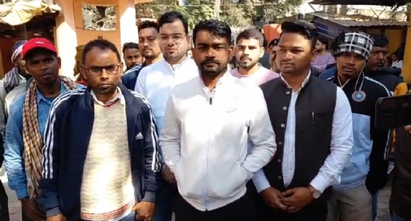 न्यायालय में हाजरी लगाने के बाद समर्थकों के साथ कोर्ट के बाहर खड़े डुमरी विधायक