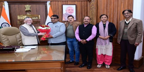 सूचना आयुक्ताें की नियुक्ति काे लेकर मंच ने साैंपा राज्‍यपाल को ज्ञापन