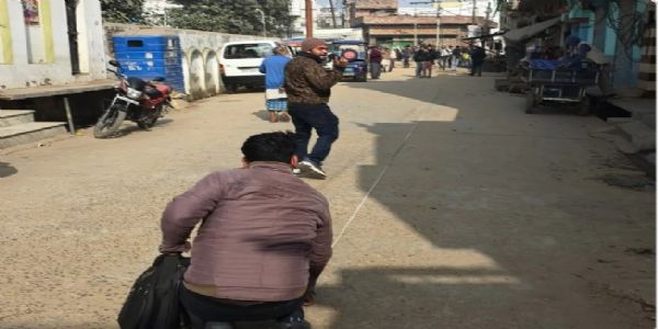 संभल : तालाब बंद कर बना डाले मकान, राजस्व विभाग ने की पैमाइश