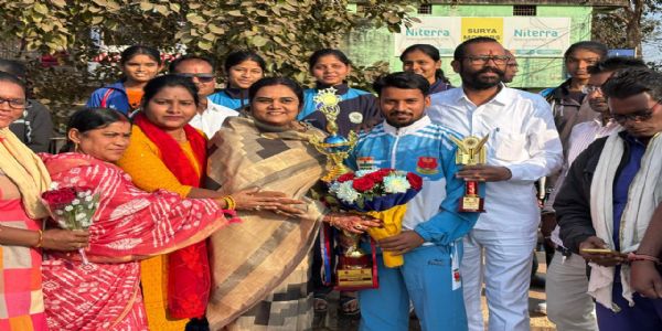 राष्ट्रीय बैडमिंटन प्रतियोगिता में स्वर्ण पदक जीतने वाले नरेन्द्र कुमार का कुरूद में हुआ स्वागत