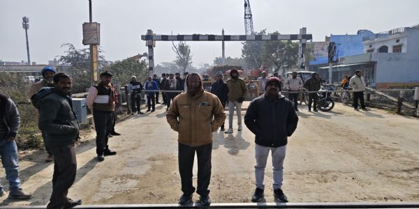 उत्तर प्रदेश में गन्ना लदी ट्रैक्टर–ट्रॉली रेलवे फाटक से भिड़ी , खड़ी रही तीन घंटे दो ट्रेन