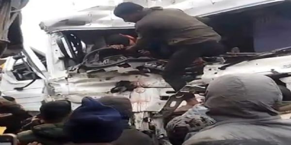 मीरजापुर में घने कोहरे में हाइवा-ट्रक की भीषण टक्कर, चालक गंभीर