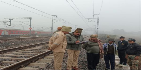 रेलवे ट्रैक पर युवक का क्षत विक्षत शव मिला, पुलिस कर रही जांच