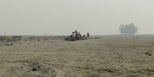 अमौर में पड़वान नदी किनारे सरेआम अवैध खनन, प्रशासन की चुप्पी से किसानों में आक्रोश