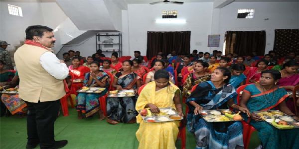 पुनर्वासित युवाओं के साथ उपमुख्यमंत्री शर्मा ने किया संवाद, साथ बैठकर किया सुबह का नाश्ता