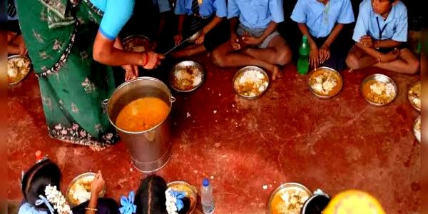मिड-डे मील में कुत्ते का जूठा मांस परोसने का आरोप, स्कूल में भारी हंगामा