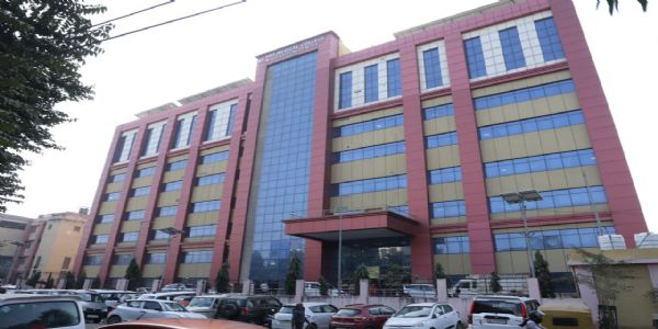 उपचार के दौरान मरीज ने अस्‍पताल की छठी मंजिल से छलांग लगाकर की आत्महत्या