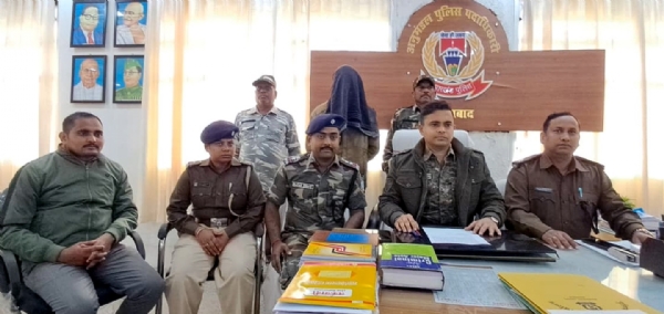 गिरफ्तार आरोपी एवं जानकारी देते एसडीपीओ एस. मो. याकूब