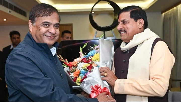 असम के मुख्यमंत्री के साथ मप्र के मुख्यमंत्री
