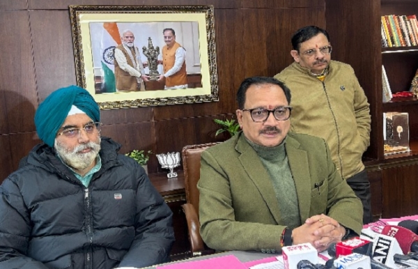 भाजपा दिल्ली प्रदेश अध्यक्ष वीरेंद्र सचदेवा और महापौर राजा इकबाल सिंह पत्रकार वार्ता में।