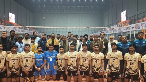 वालीबॉल खिलाड़ियों के साथ भाजपा प्रदेश अध्यक्ष